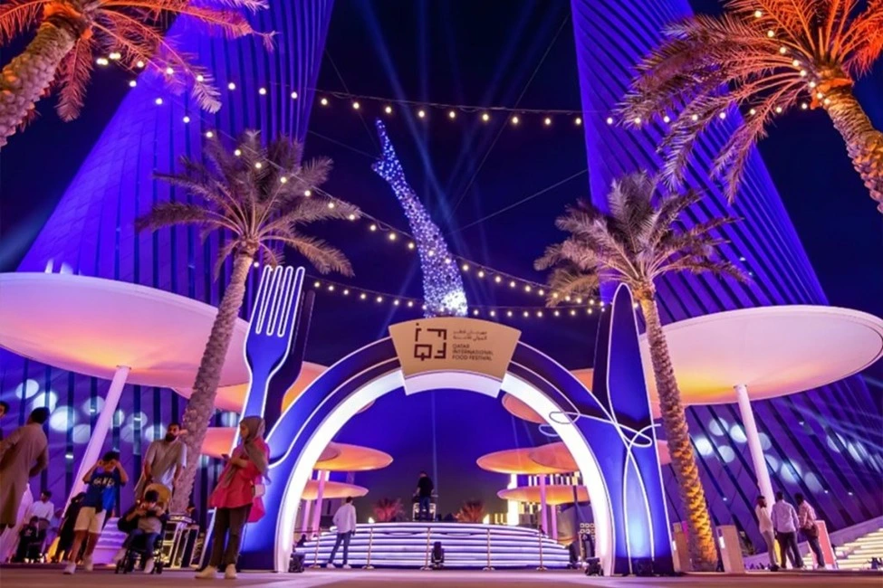 Qatar International Food Festival أجواء حيوية في معرض قطر الدولي للأغذية 2025 مع أكشاك المأكولات العالمية وعروض الطهي الحي وسط أجواء الدوحة الساحرة.